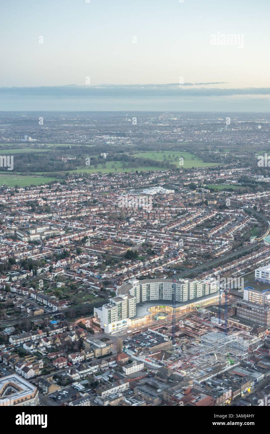 Vue aérienne de la banlieue de Londres à travers les nuages tôt le matin avec la Tamise coulant à l'heure dorée du lever du soleil près de la zone industrielle, United Kin Banque D'Images