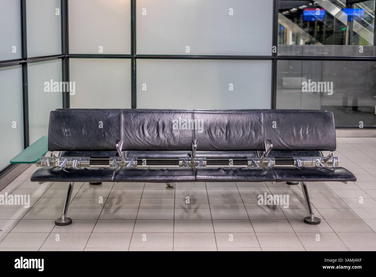 un banc noir se trouve au milieu d'une pièce Banque D'Images