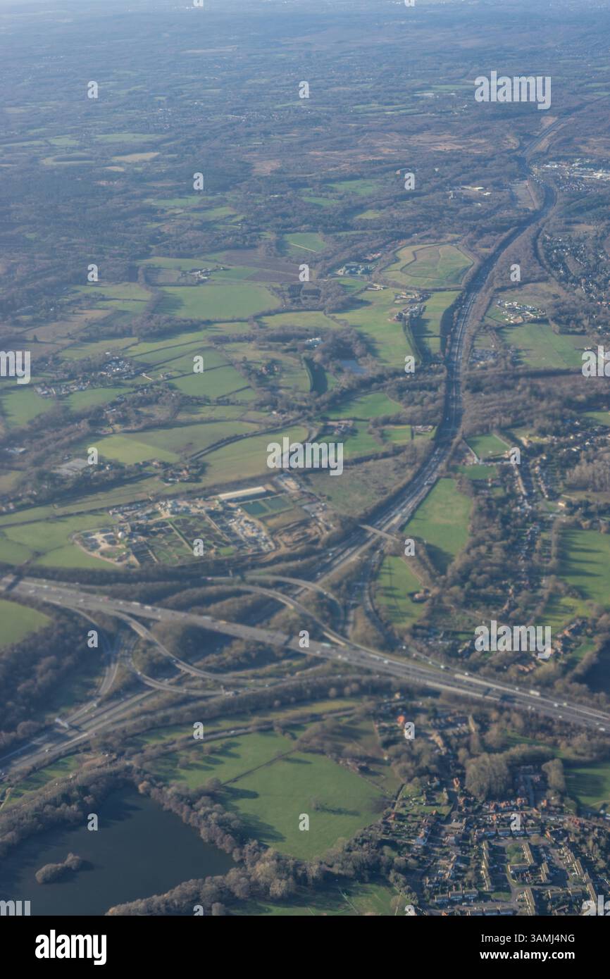 Vue aérienne de la banlieue de Londres depuis une fenêtre d'avion, Royaume-Uni Banque D'Images