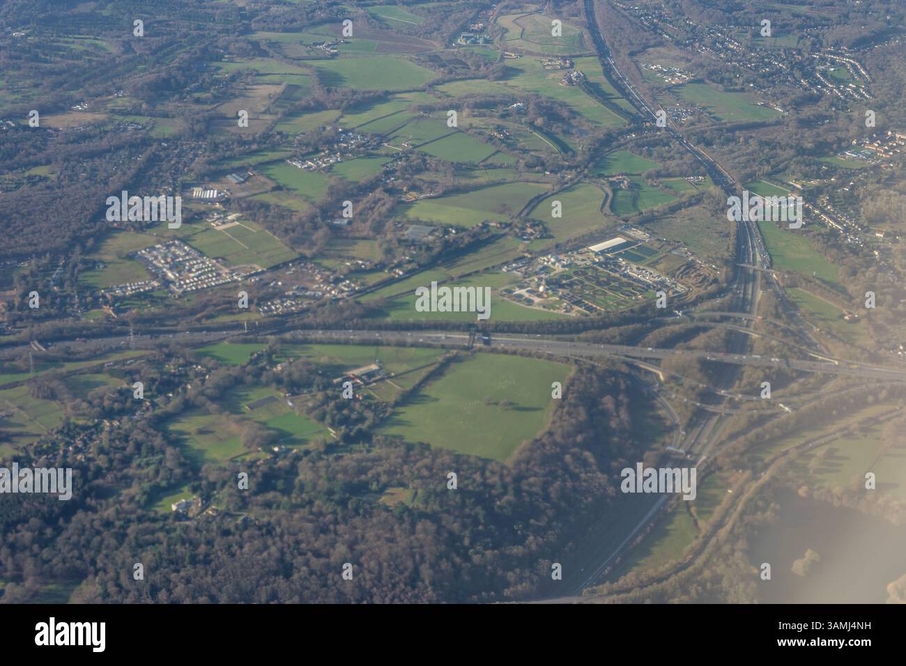 Vue aérienne de la banlieue de Londres depuis une fenêtre d'avion, Royaume-Uni Banque D'Images