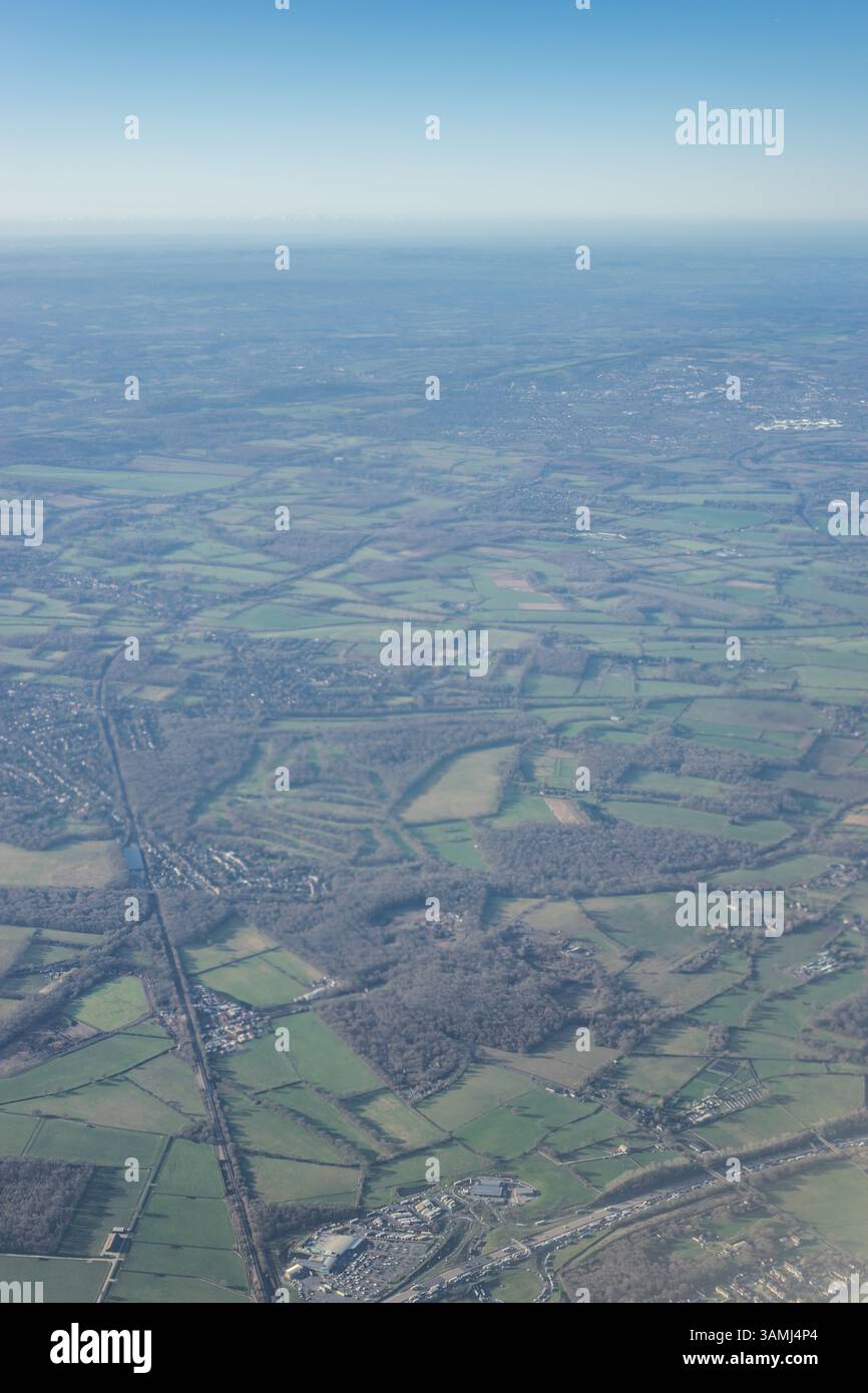 Vue aérienne de la périphérie de Londres lish green fields depuis une fenêtre d'avion, Angleterre, Royaume-Uni Banque D'Images