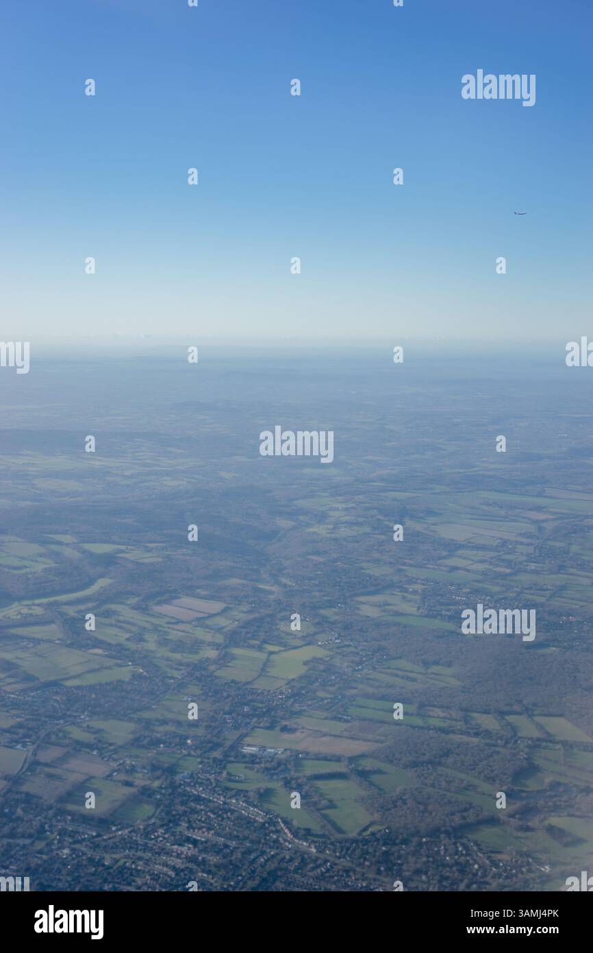 Vue aérienne de la périphérie de Londres lish green fields depuis une fenêtre d'avion, Angleterre, Royaume-Uni Banque D'Images