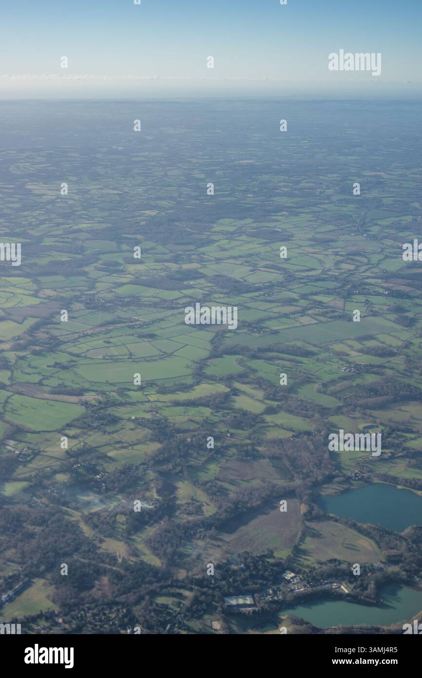 Vue aérienne de la périphérie de Londres lish green fields depuis une fenêtre d'avion, Angleterre, Royaume-Uni Banque D'Images