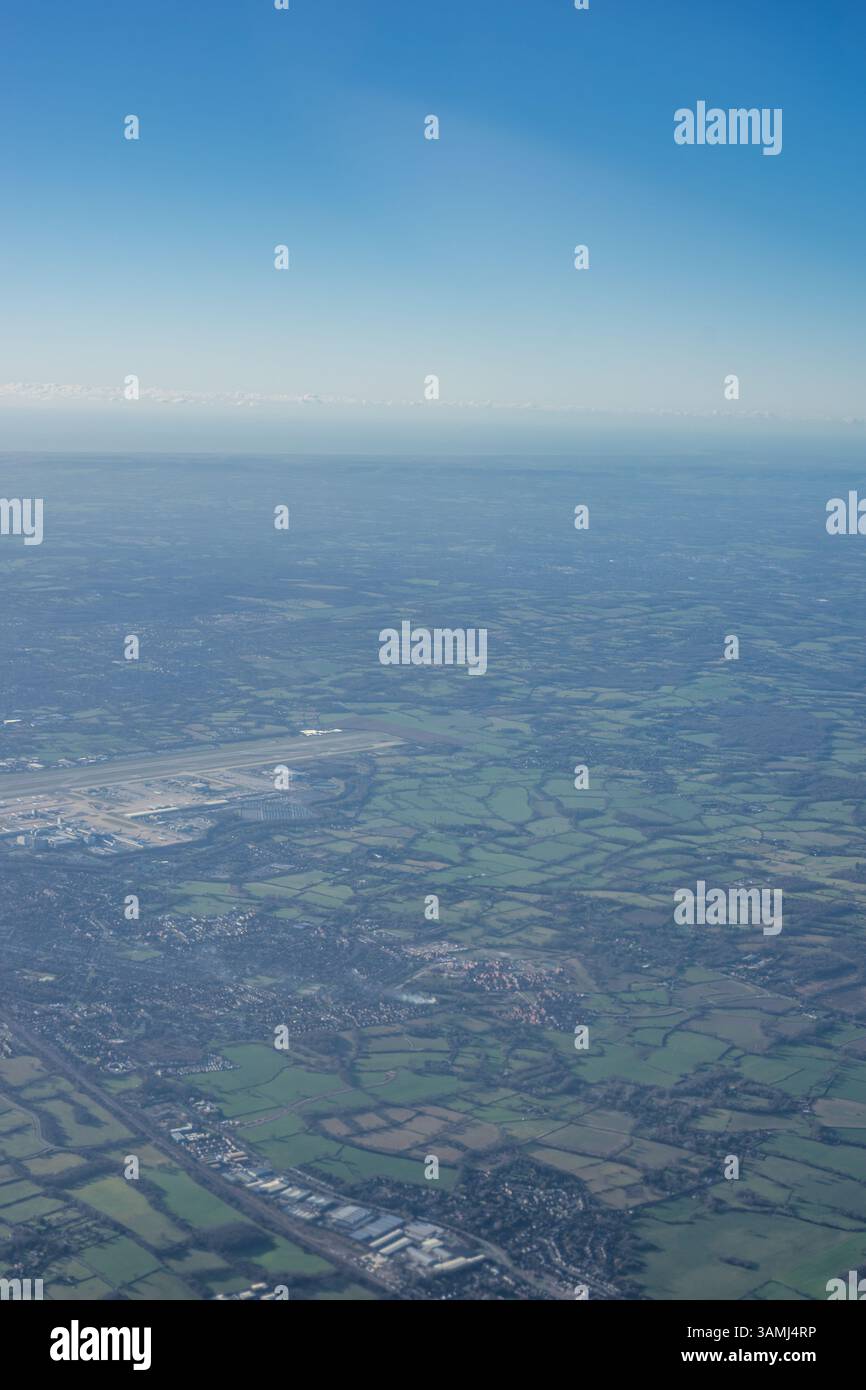 Vue aérienne de la périphérie de Londres lish green fields depuis une fenêtre d'avion, Angleterre, Royaume-Uni Banque D'Images
