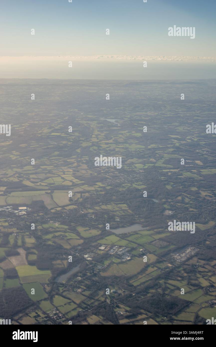 Vue aérienne de la périphérie de Londres champs verdoyants depuis une fenêtre d'avion, Angleterre, Royaume-Uni Banque D'Images