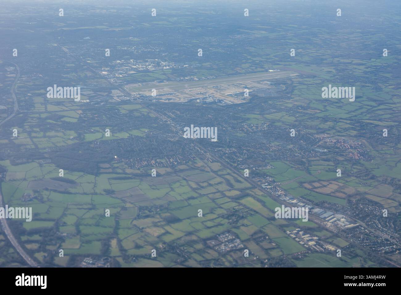 Vue aérienne de la périphérie de Londres lish green fields depuis une fenêtre d'avion, Angleterre, Royaume-Uni Banque D'Images