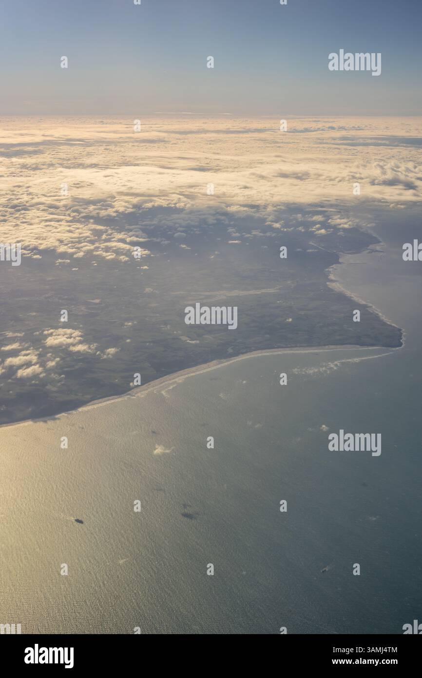 Londres, Royaume-Uni, Angleterre, une vue de l'océan depuis une fenêtre d'avion avec des nuages dans le ciel, Royaume-Uni Banque D'Images