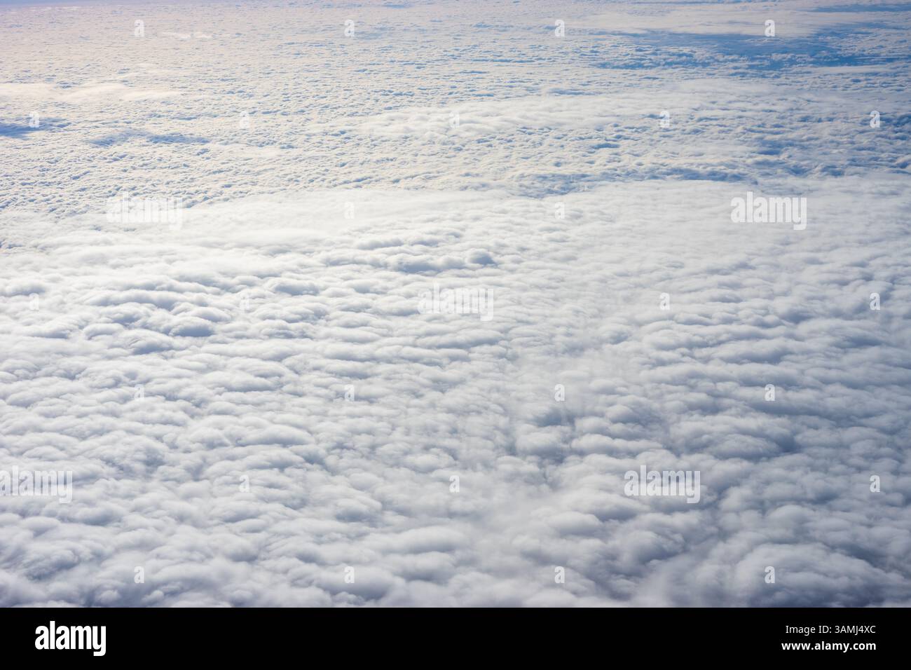Vue de nuages depuis la fenêtre de l'avion, nuages dans un ciel bleu par une journée brillante Banque D'Images