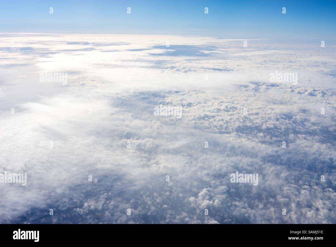 Vue de nuages depuis la fenêtre de l'avion, nuages dans un ciel bleu par une journée brillante Banque D'Images