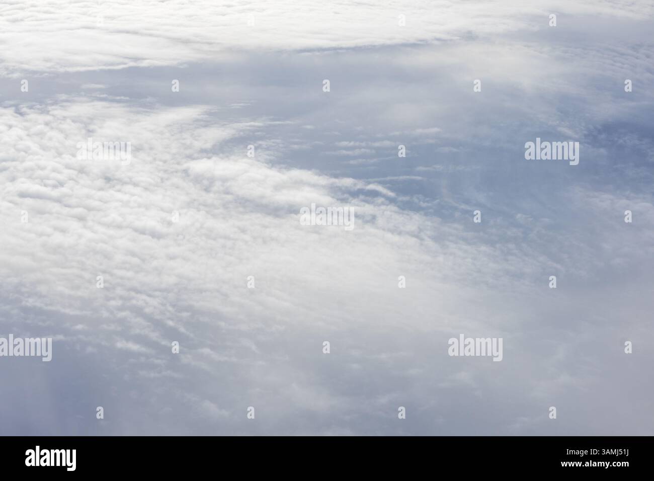 Vue de nuages depuis la fenêtre de l'avion, nuages dans un ciel bleu par une journée brillante Banque D'Images