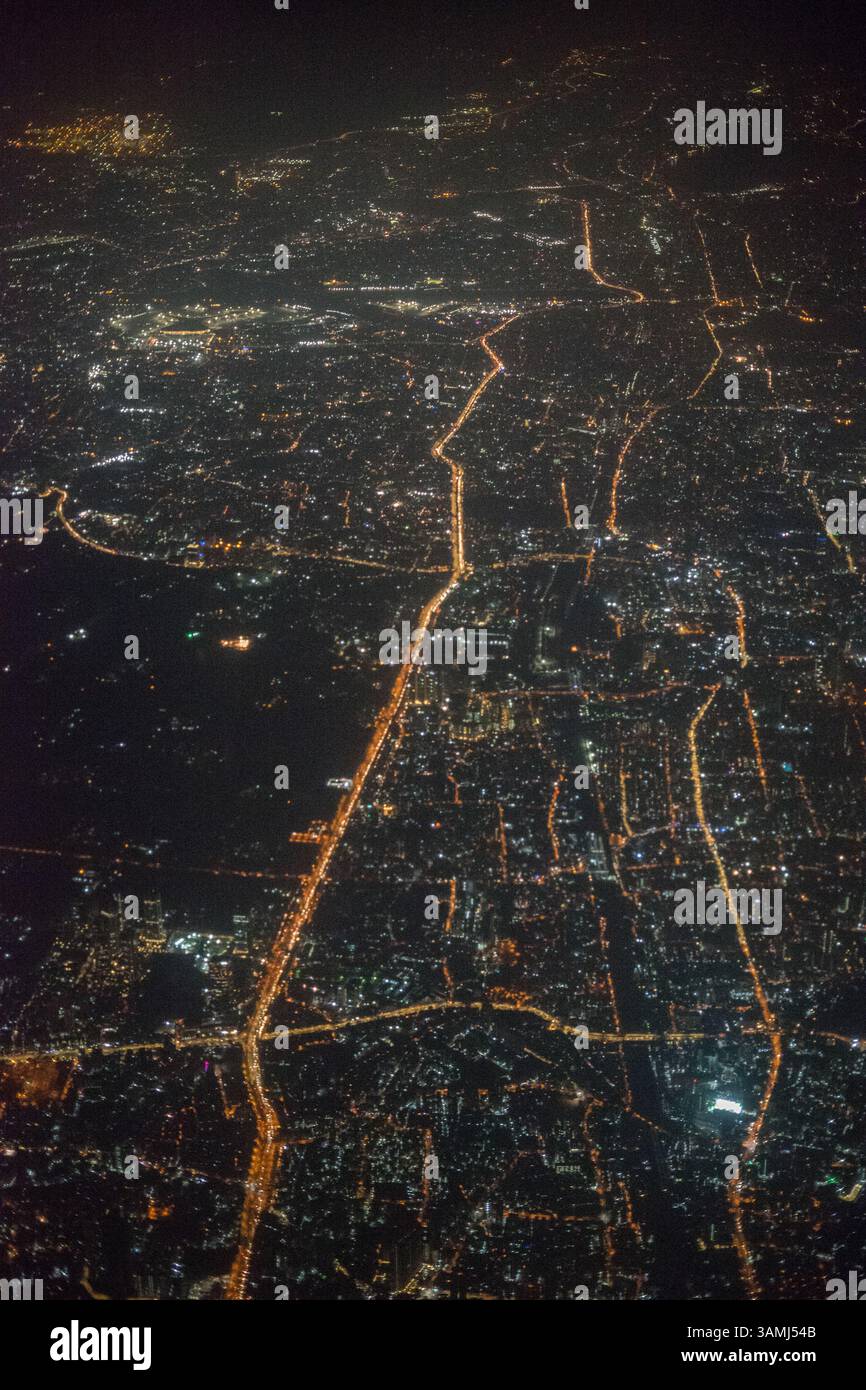 Vue aérienne de Bombay Mumbai dans la nuit depuis une fenêtre d'avion, Inde Banque D'Images
