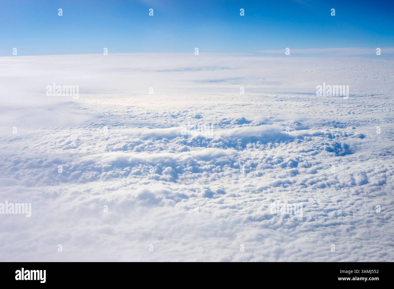 Vue de nuages depuis la fenêtre de l'avion, nuages dans un ciel bleu par une journée brillante Banque D'Images