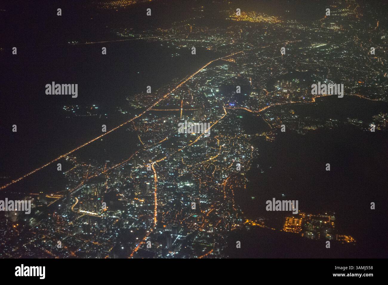 Vue aérienne de Bombay Mumbai dans la nuit depuis une fenêtre d'avion, Inde Banque D'Images