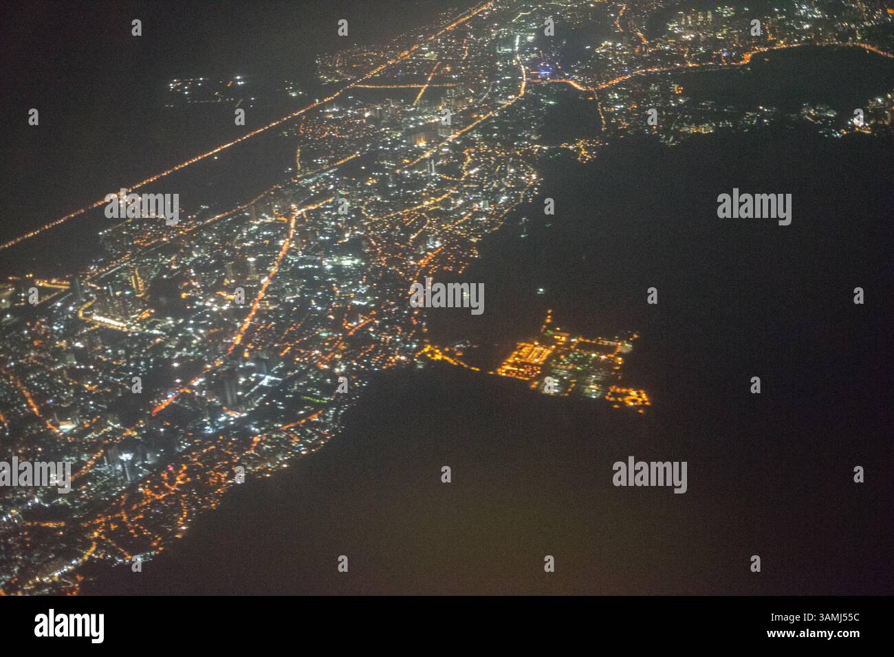 Vue aérienne de Bombay Mumbai dans la nuit depuis une fenêtre d'avion, Inde Banque D'Images