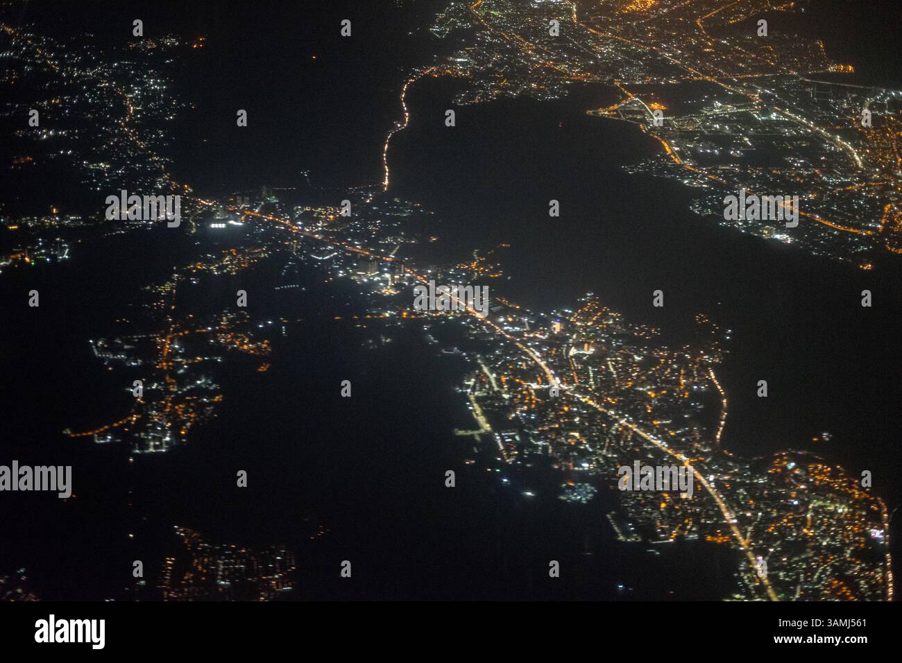 Vue aérienne de Bombay Mumbai dans la nuit depuis une fenêtre d'avion, Inde Banque D'Images