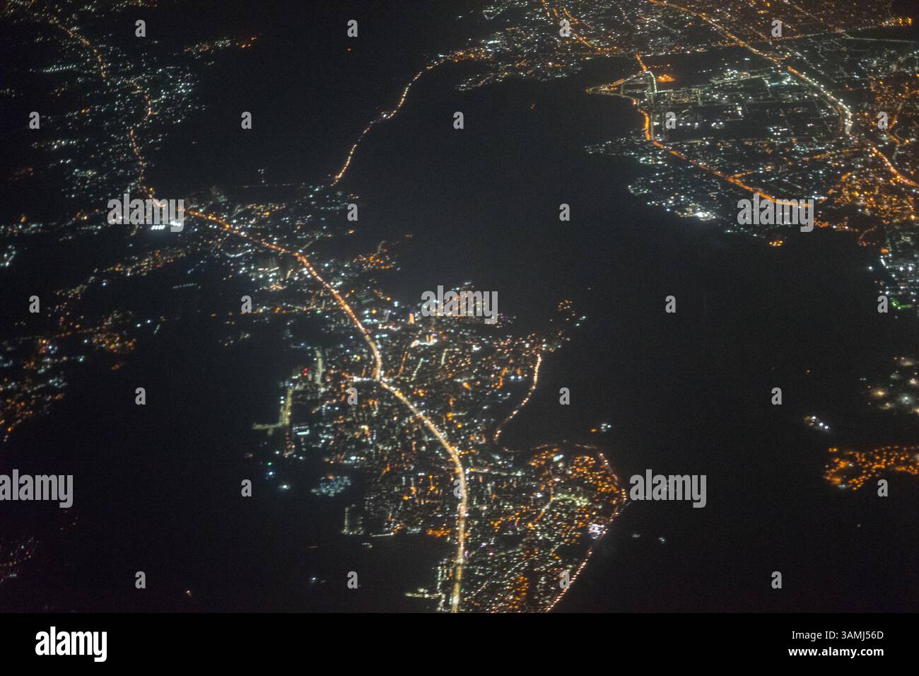 Vue aérienne de Bombay Mumbai dans la nuit depuis une fenêtre d'avion, Inde Banque D'Images