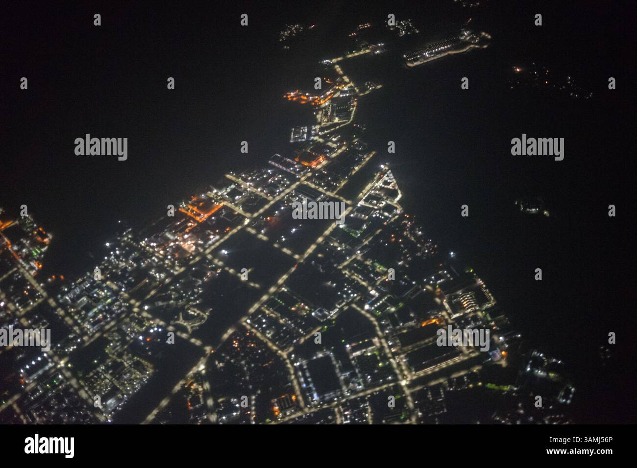 Vue aérienne de Bombay Mumbai dans la nuit depuis une fenêtre d'avion, Inde Banque D'Images