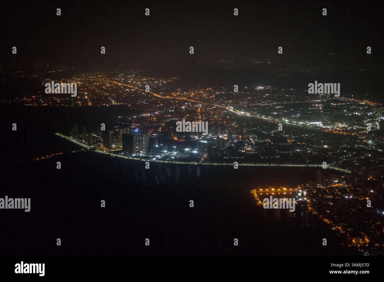 Vue aérienne de Bombay Mumbai dans la nuit depuis une fenêtre d'avion, Inde Banque D'Images