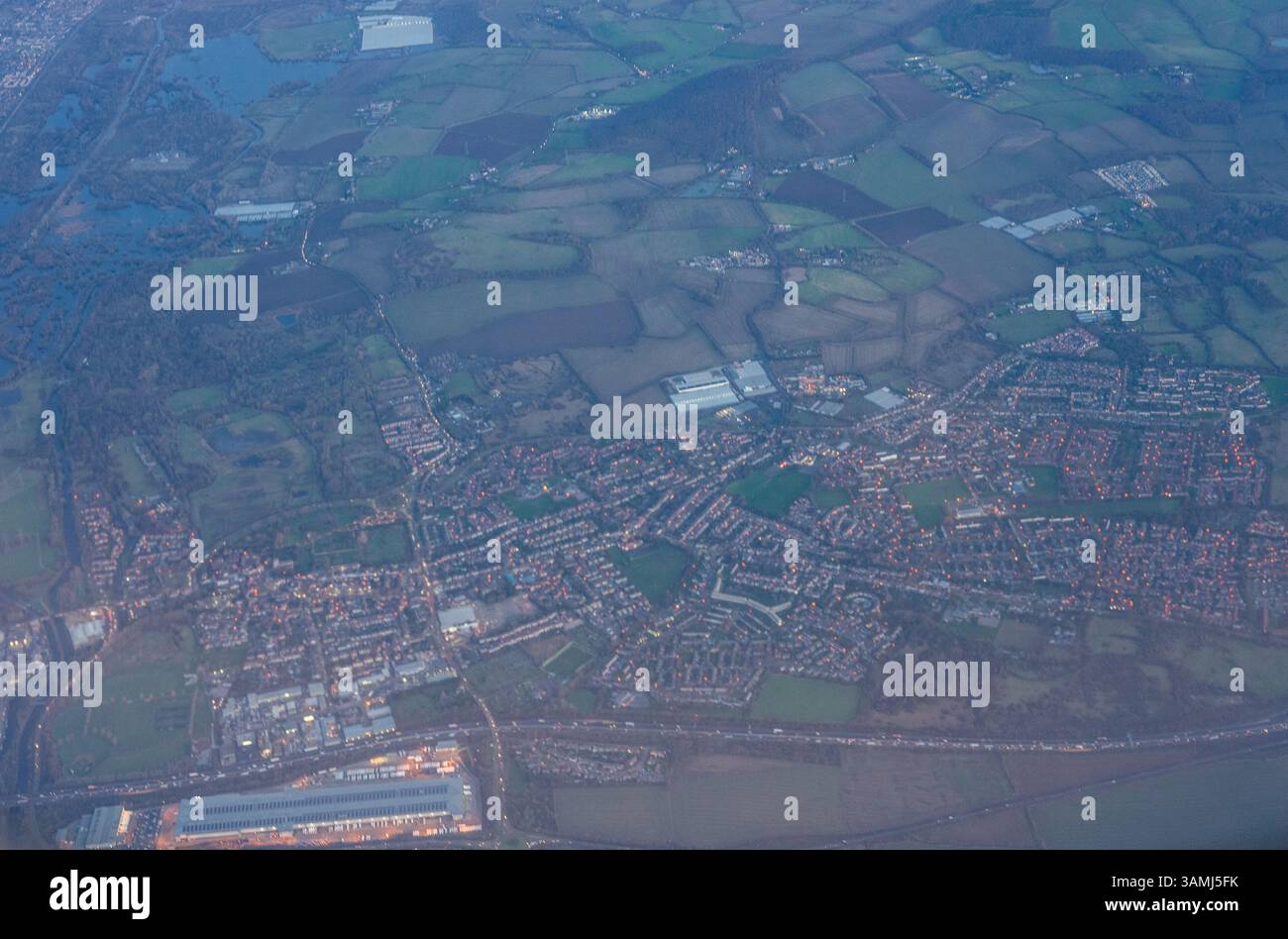 Vue aérienne de Londres à travers les nuages tôt le matin au lever du soleil à l'heure d'or à travers les nuages, Angleterre Banque D'Images