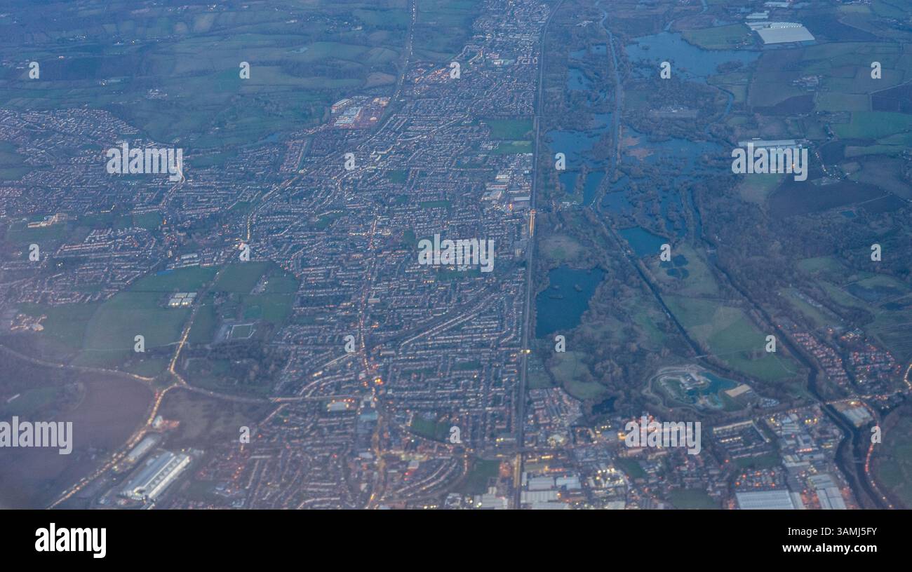 Vue aérienne de Londres à travers les nuages tôt le matin au lever du soleil à l'heure d'or à travers les nuages, Angleterre Banque D'Images