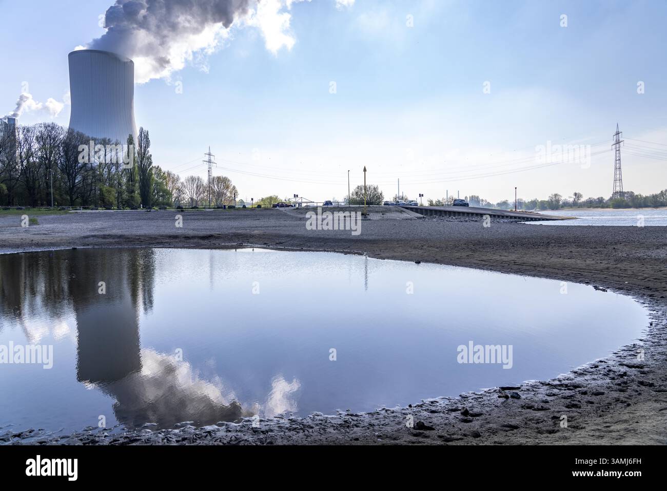 Bas niveau d'eau sur le Rhin, après la marche la plus sèche et la plus chaude depuis le début des records météorologiques, les berges sont sèches, la navigation ne peut naviguer qu'avec reduc Banque D'Images