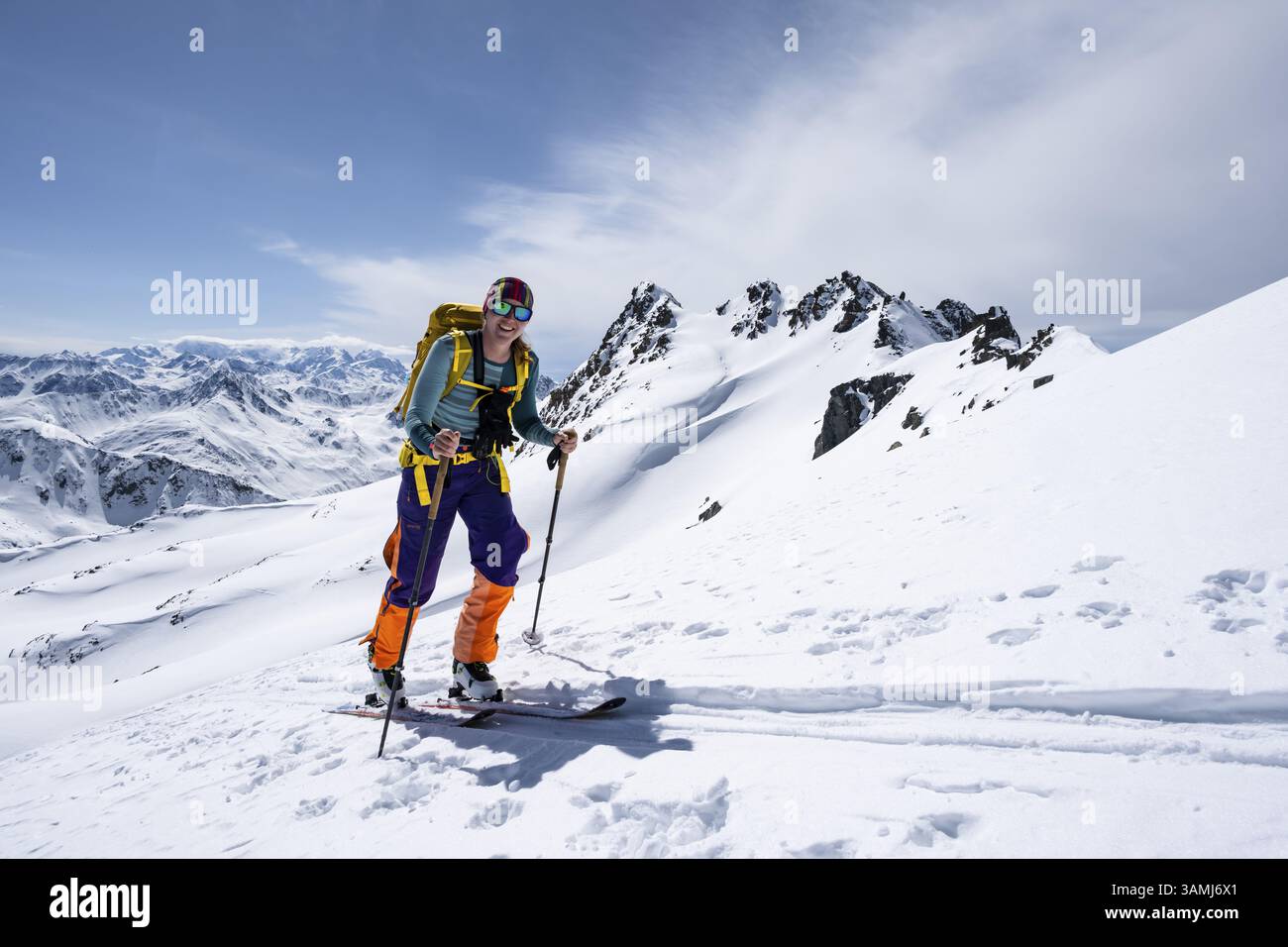 Randonneurs de ski sur la haute route de Graubuenden, ascension vers le Scalettahorn, montagnes enneigées, hiver dans les Alpes de l'Albula, Graubuenden, Suisse, E. Banque D'Images