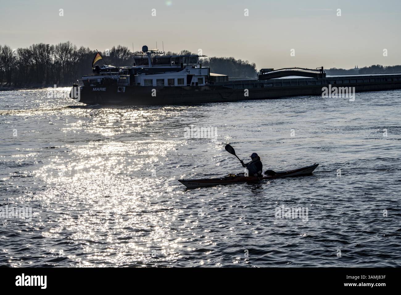 Le Rhin près de Wesel, cargo sur le Rhin, kayak, Rhénanie du Nord-Westphalie, Allemagne, Europe Banque D'Images