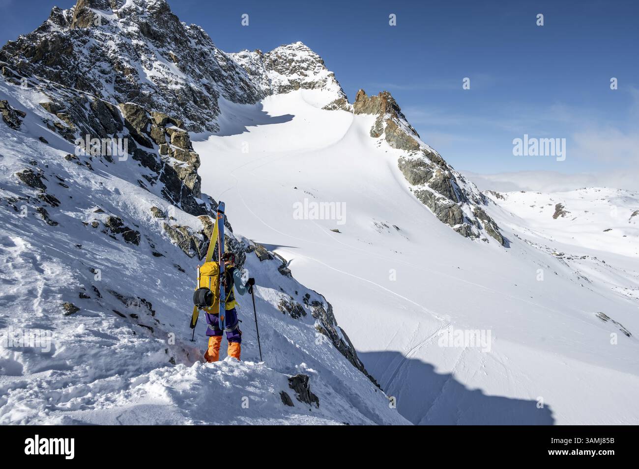 Alpiniste avec des skis à la fourche Porta d'es-cha, vue sur le sommet de la montagne Piz Kesch et glacier Vadret da Porchabella, ski tour Buendner haute route, Al Banque D'Images
