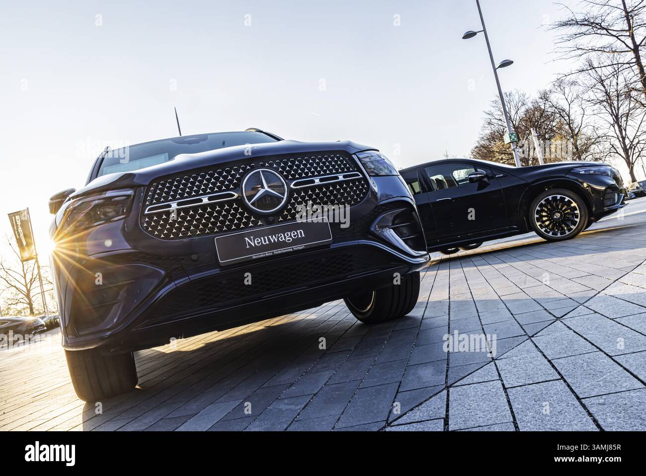 Voitures neuves de Mercedes à la succursale de Stuttgart. Stuttgart, Bade-Wuerttemberg, Allemagne, Europe Banque D'Images