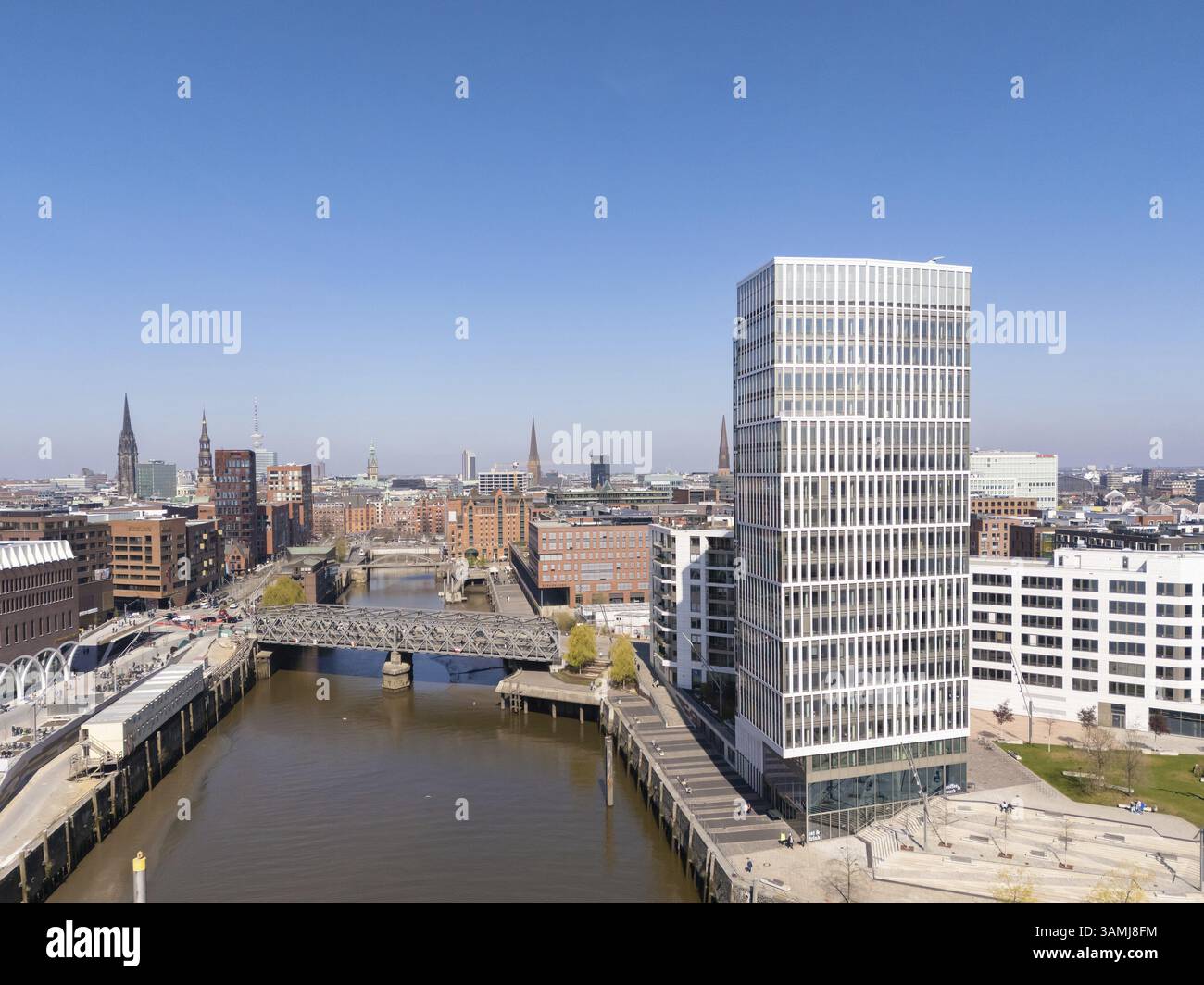 Vue aérienne de HafenCity à Hambourg avec une vue sur le port de Magdebourg et le gratte-ciel moderne Sumatrakontor sous un ciel bleu clair, HafenCity, Hambourg Banque D'Images