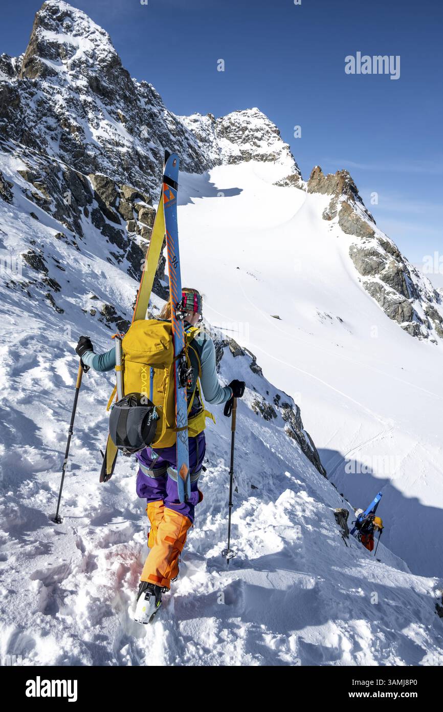 Alpiniste avec des skis à la fourche Porta d'es-cha, vue sur le sommet de la montagne Piz Kesch et glacier Vadret da Porchabella, ski tour Buendner haute route, Al Banque D'Images
