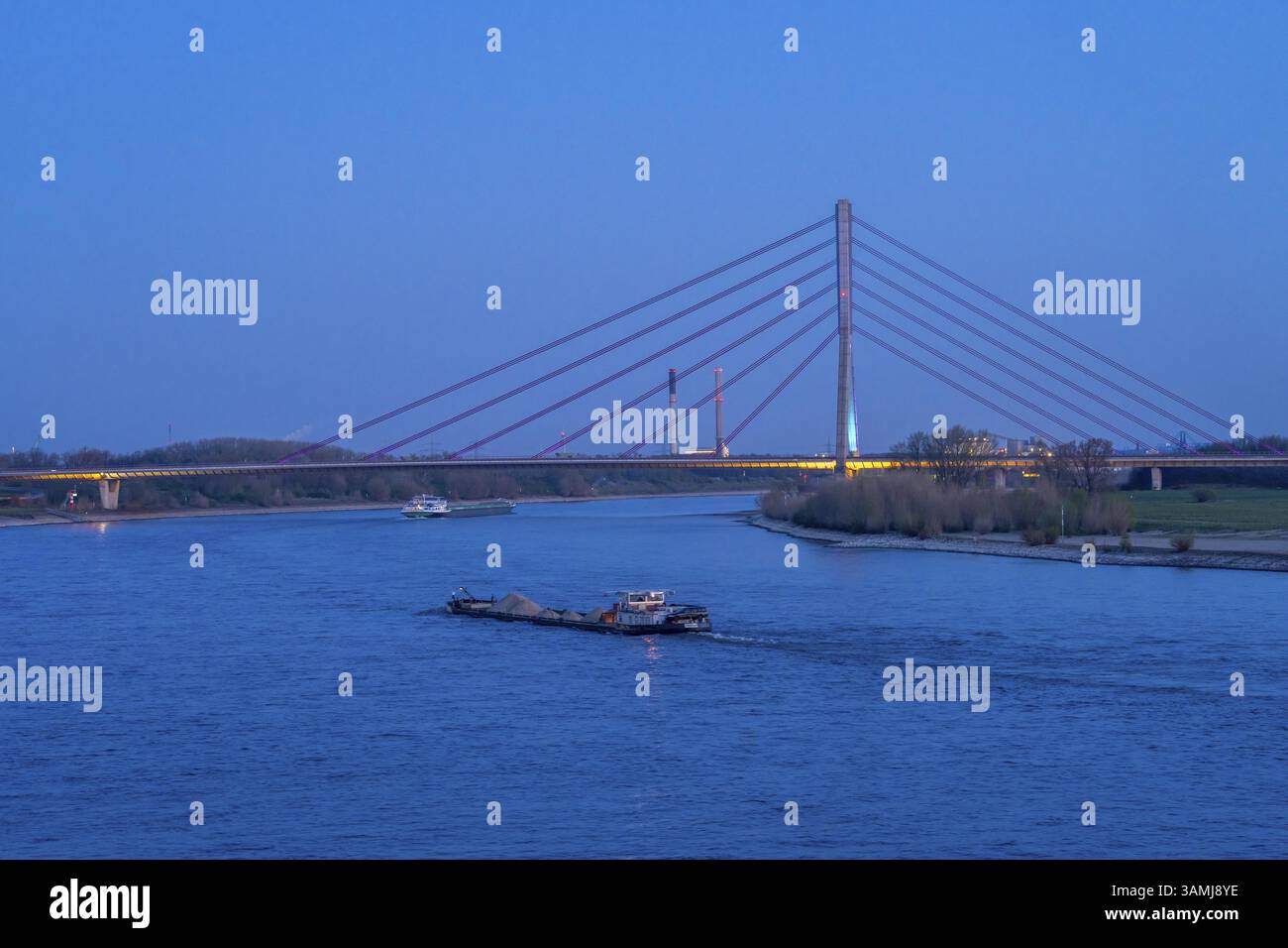 Le Rhin à Wesel, cargo sur le Rhin, pont de la route fédérale B58 au-dessus du Rhin, Rhénanie du Nord-Westphalie, Allemagne, Europe Banque D'Images
