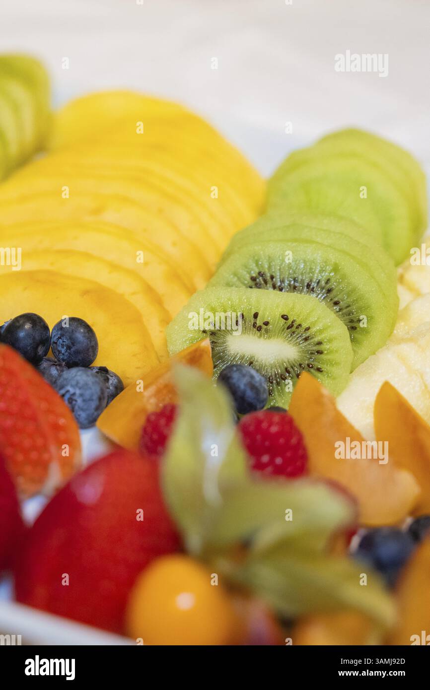 Plateau de fruits frais avec kiwi, oranges et baies, Europaeischer Hof, Koenigsbach Stein, Allemagne, Europe Banque D'Images