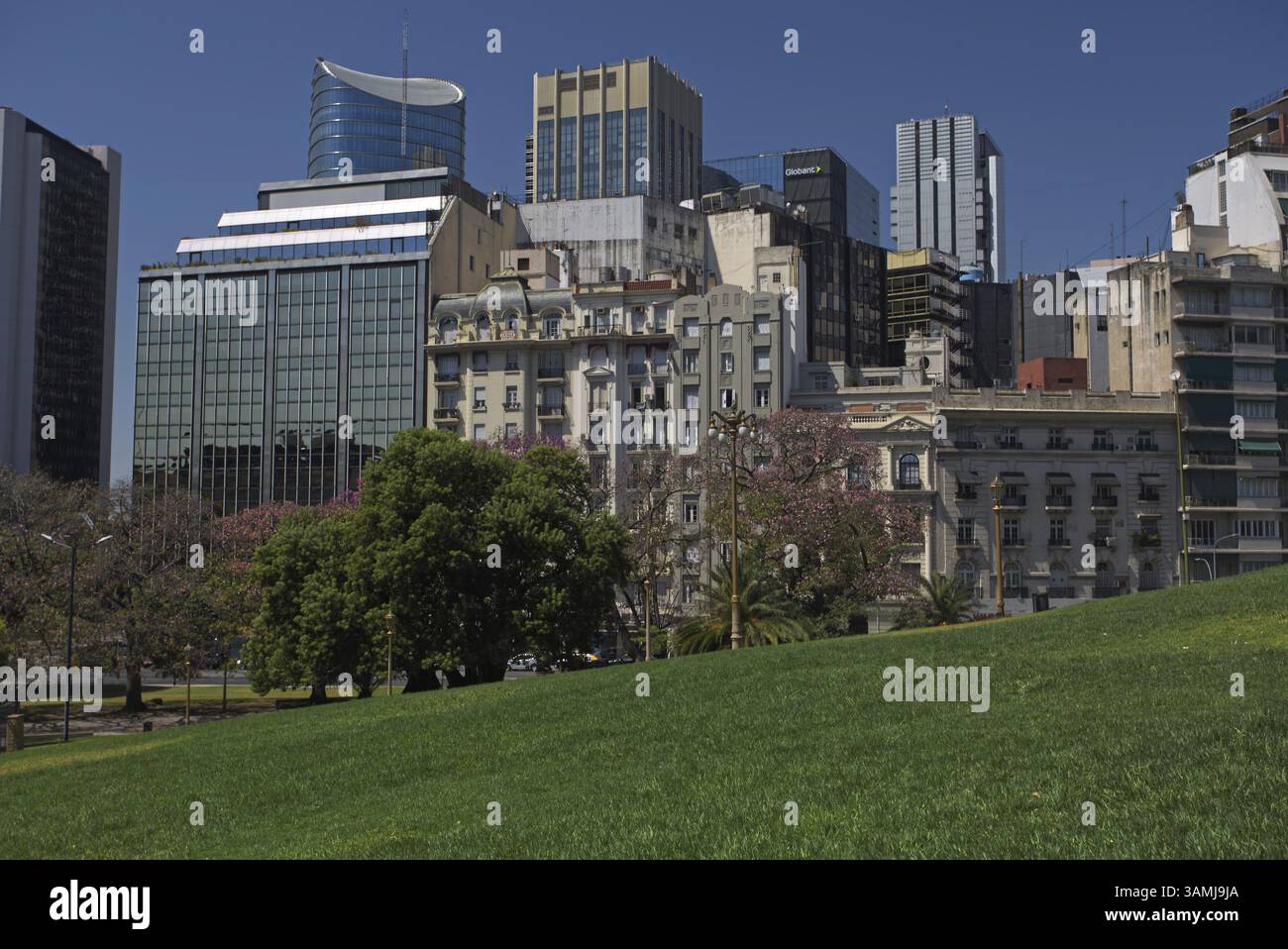 Divers bâtiments devant un ciel bleu avec un grand espace vert, Buenos Aires, Argentine, Amérique du Sud Banque D'Images