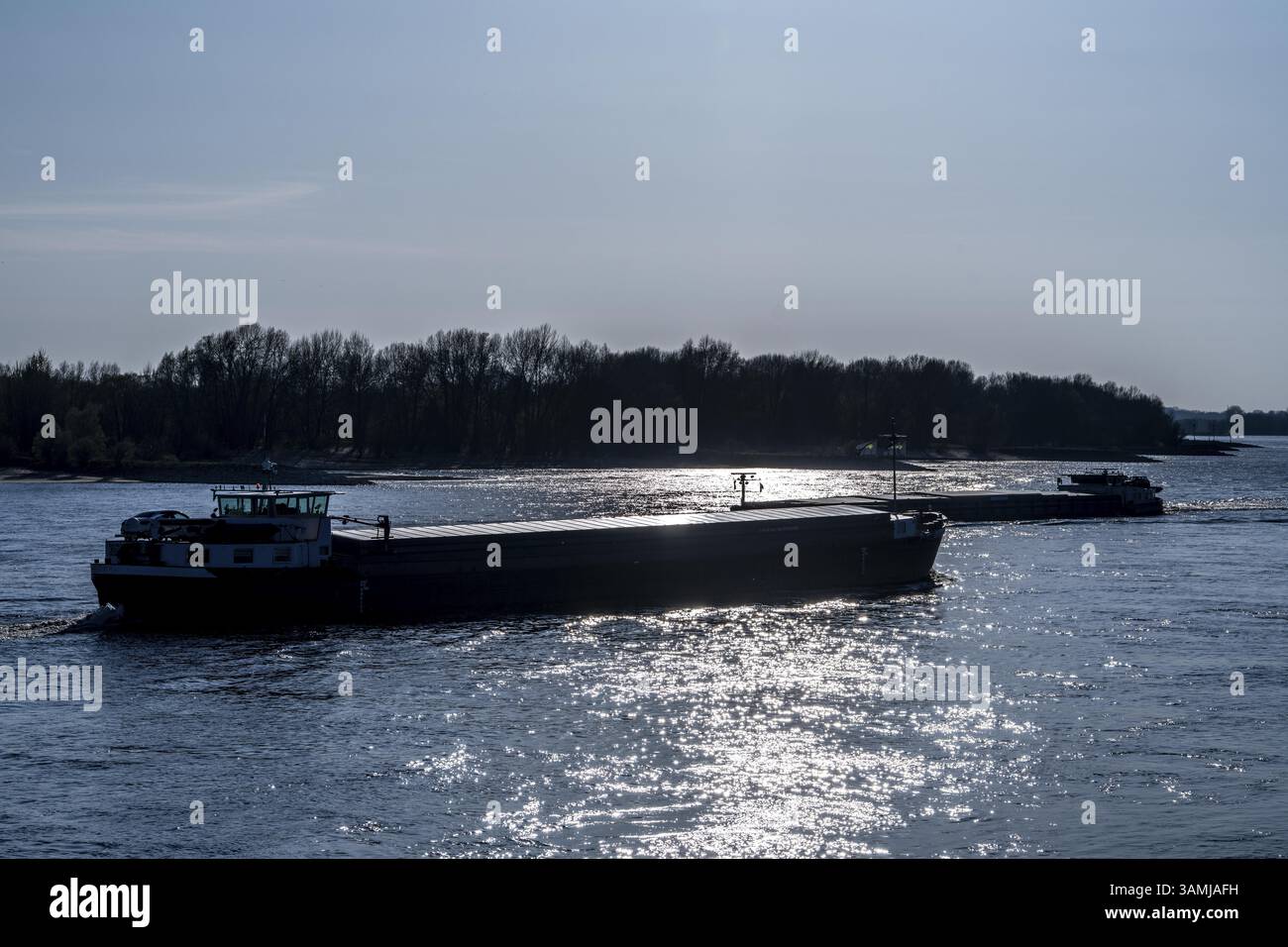 Le Rhin à Wesel, navires de charge sur le Rhin, Rhénanie du Nord-Westphalie, Allemagne, Europe Banque D'Images