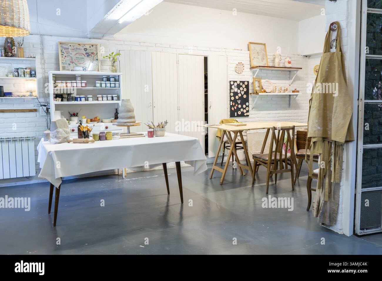 Studio confortable d'un artiste céramique Banque D'Images