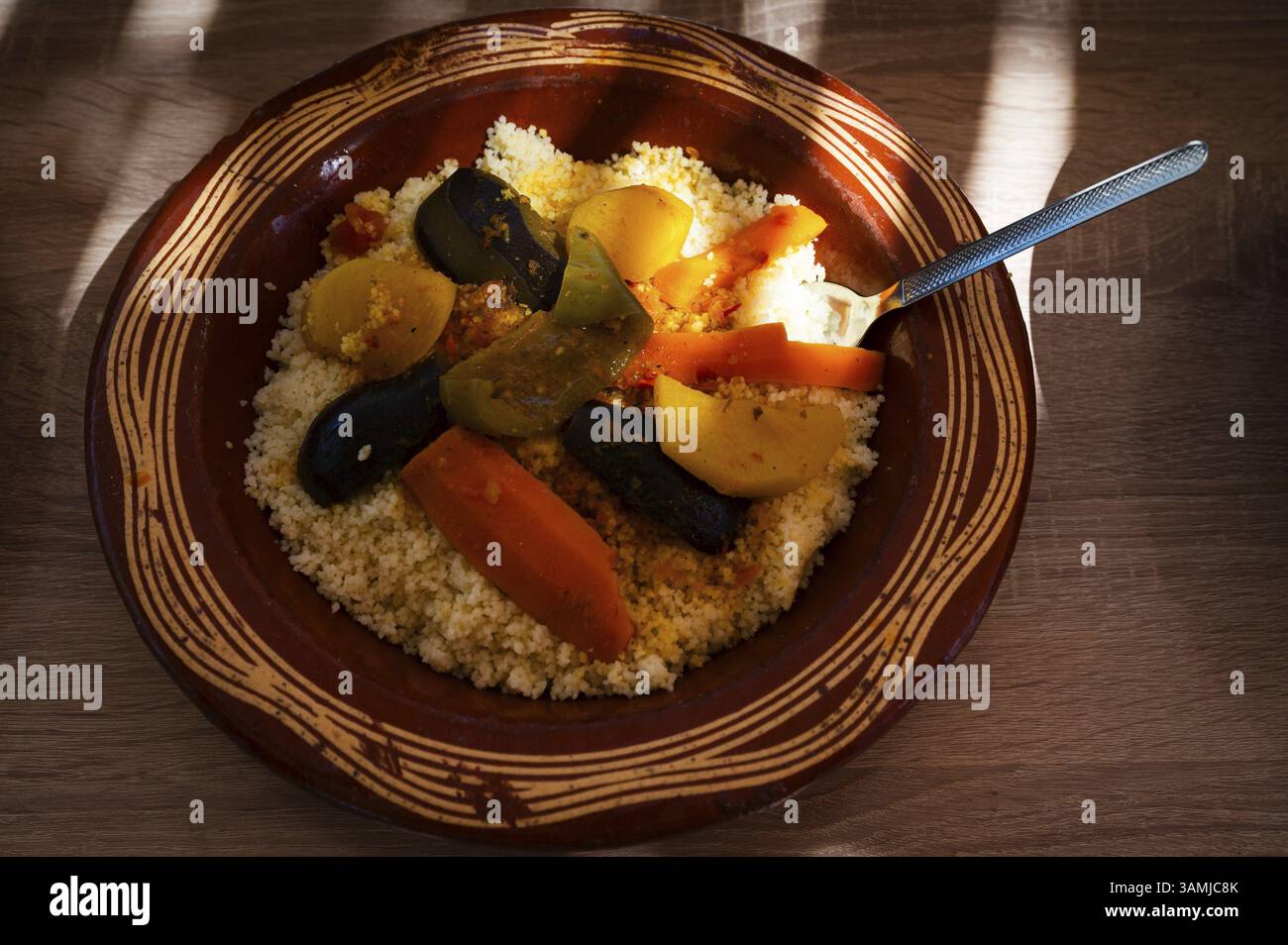 Plat traditionnel marocain de couscous et légumes, sur une assiette, éclairé par le soleil, Maroc, Afrique Banque D'Images