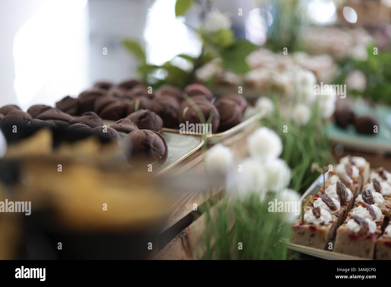 Buffet de gâteaux, pâtisseries à un buffet décoré de façon festive, Cologne, Rhénanie du Nord-Westphalie, Allemagne, Europe Banque D'Images
