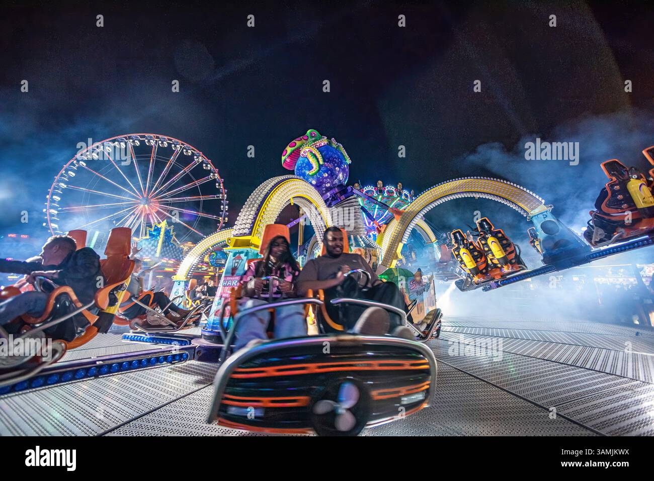 Les gens apprécient les manèges et les attractions du parc d'expositions, pendant la foire annuelle de célébration de l'anniversaire du roi. Malieveld, la Haye. Pays-Bas. Samedi 12 avril 2025.le Roi Willem-Alexander des pays-Bas, foire annuelle d'anniversaire qui a lieu sur le Malieveld à la Haye chaque Pâques. La ville de la Haye célèbre son Koningskermis (Foire du Roi) du 5 avril au 27 avril, pendant cette période le grand vert sur le Malieveld est transformé en un parc d'attractions itinérant avec des attractions pour les jeunes et les moins jeunes. Banque D'Images