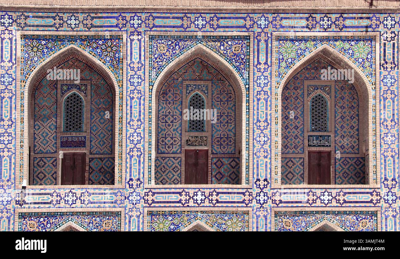 Célèbre monument - Ulugh Beg Madrasah sur la place Registan, Samarcande, Ouzbékistan. Arches avec ornement de tuiles dans la cour de Ulugh Beg Madrasa. Texte Banque D'Images