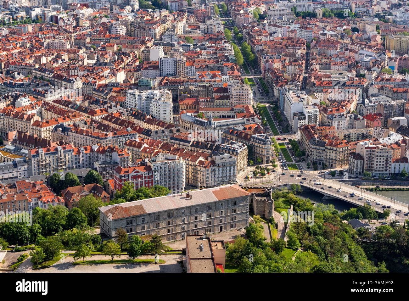 Vue surélevée sur la ville de Grenoble avec toits et avenue bordée d'arbres du cours Jean-Jaurès. L'été en Isère, région Rhône-Alpes, France Banque D'Images