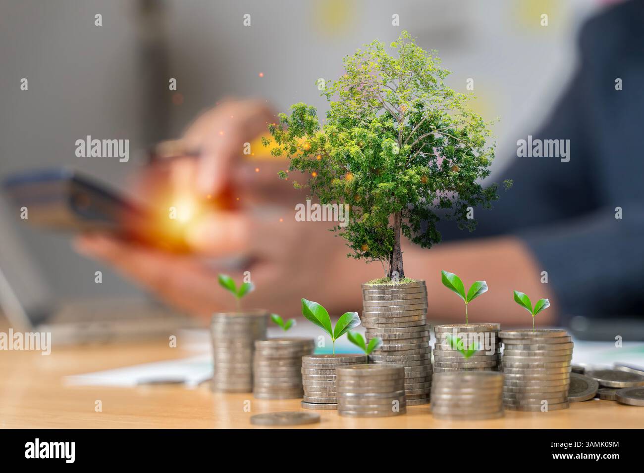 Les investisseurs pensent et prévoient de faire des investissements dans diverses entreprises en regardant la carte d'exportation d'importation mondiale et la pile de pièces. Plantules vertes Ar Banque D'Images