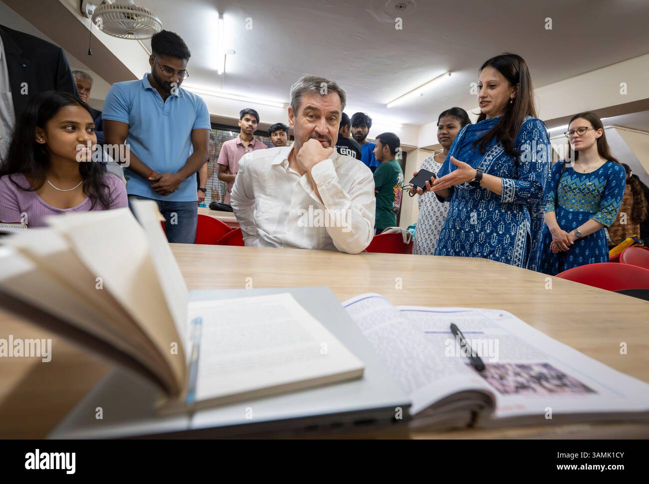 Neu Delhi, Inde. 14 avril 2025. Markus Söder, premier ministre de Bavière (CSU), visite le « projet Sunshine » lors de son voyage de plusieurs jours en Inde. Le projet a été lancé en 2022 par Priti (2ème à partir de la droite) et Kuku Arora et soutient aujourd’hui environ 270 enfants défavorisés en leur fournissant nourriture, éducation, vêtements et soins médicaux. Crédit : Peter Kneffel/dpa/Alamy Live News Banque D'Images