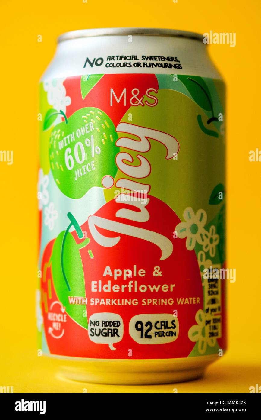 Londres, Royaume-Uni, 13 avril 2025, boisson à base d'eau pétillante aromatisée aux pommes et aux fleurs de sureau, Can of Marks and Spencer Banque D'Images