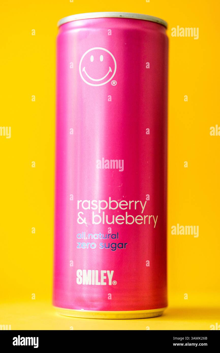 Londres Royaume-Uni, 13 avril 2025, canette de boisson gazeuse pétillante Smiley framboise et myrtille Banque D'Images