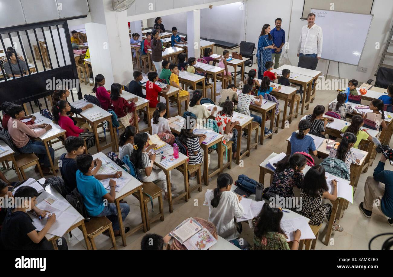 Neu Delhi, Inde. 14 avril 2025. Markus Söder, (à droite, CSU) premier ministre de Bavière, visite le « Sunshine Project » au cours de son voyage de plusieurs jours en Inde. Le projet a été lancé en 2022 par Priti (l) et Kuku Arora et soutient aujourd’hui environ 270 enfants défavorisés en leur fournissant nourriture, éducation, vêtements et soins médicaux. Crédit : Peter Kneffel/dpa/Alamy Live News Banque D'Images