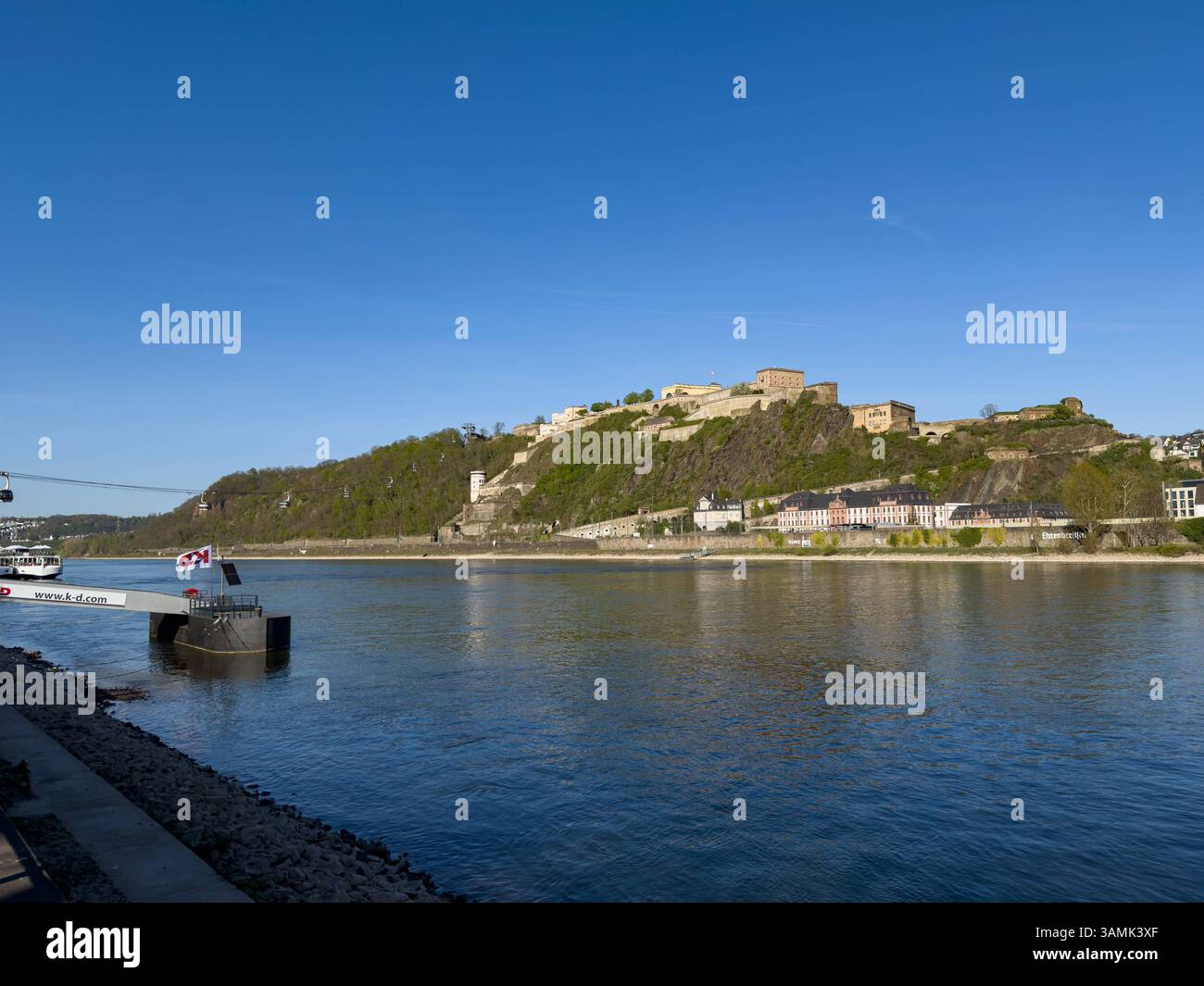 12.04.2025 GER, Blick auf die Festung Ehrenbreitstein Blick vom Konrad-Adenauer-Ufer aus auf die Festung Ehrenbreitstein. Linkerhand befindet sich die Schiffsanlegestelle der Köln-Düsseldorf sowie die Seilbahn, welche mit dem Festungsplateau verbunden ist. Unterhalb der Festung befindet sich rechterhand das Dikasterialgebäude. Coblence Rheinland-Pfalz Deutschland *** 12 04 2025 GER, vue de la forteresse d'Ehrenbreitstein vue de la forteresse d'Ehrenbreitstein depuis Konrad Adenauer Ufer à gauche se trouve le débarcadère du navire Köln Düsseldorf et du téléphérique, qui est relié au plateau de la forteresse Banque D'Images