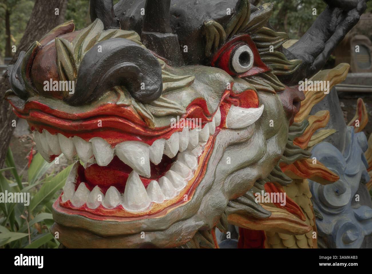 Vue rapprochée d'une sculpture colorée de tête de dragon faite dans le style chinois Banque D'Images