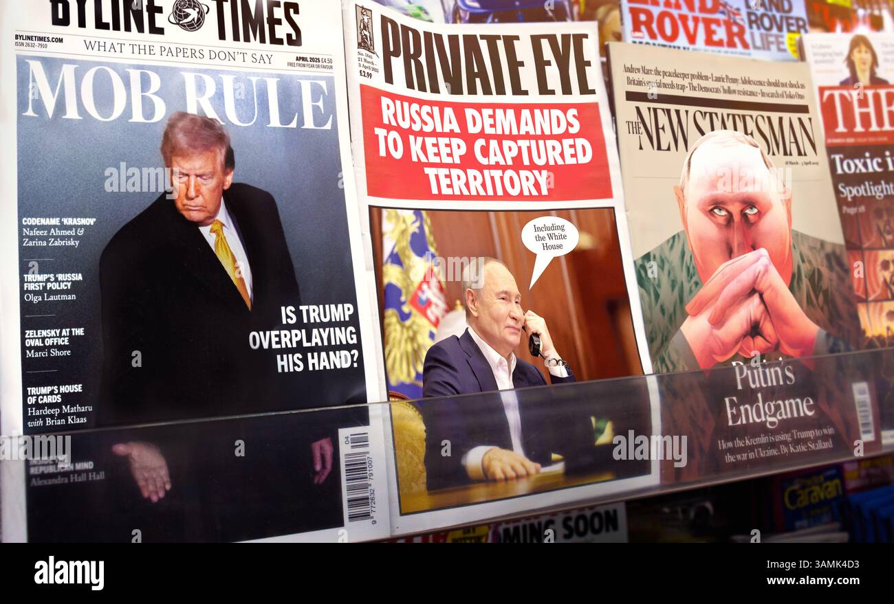 Trump, Poutine les gros titres. Kiosque à journaux avec couverture de presse sur les dirigeants politiques américains et russes président Donald Trump et Vladimir Poutine et la guerre en Ukraine. Banque D'Images