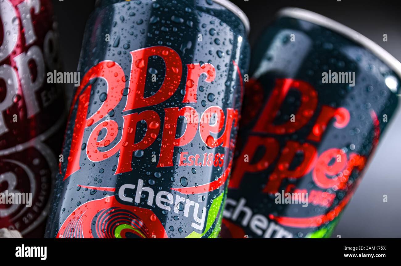POZNAN, POL - APR 01, 2025 : canettes de Dr Pepper, une boisson gazeuse Banque D'Images